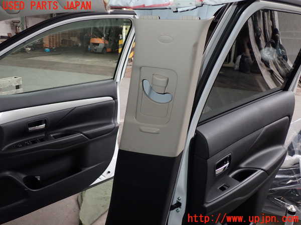 2UPJ-28207665]アウトランダーPHEV(GG2W)右センターピラートリム 中古_m0001.jpg