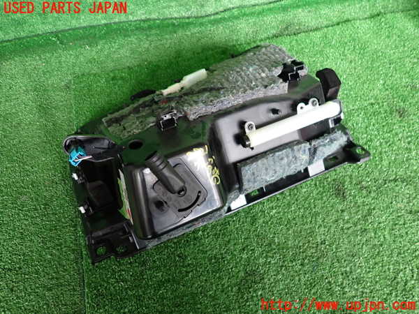 2UPJ-28217516]アルファロメオ・ジュリア(95220)グローブボックス1 中古_m0004.jpg