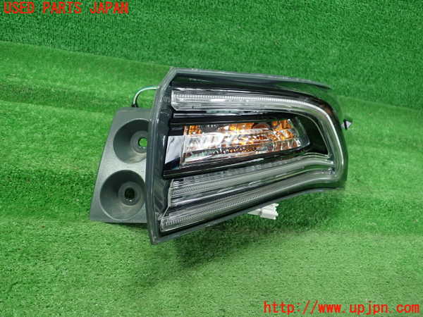 1UPJ-28261530]ハリアー(ZSU65W)右テールランプ 【ジャンク】_m0001.jpg