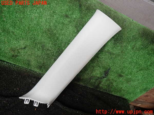 5UPJ-28277655]ジムニー(JB64W)右フロントピラートリム 中古_m0001.jpg