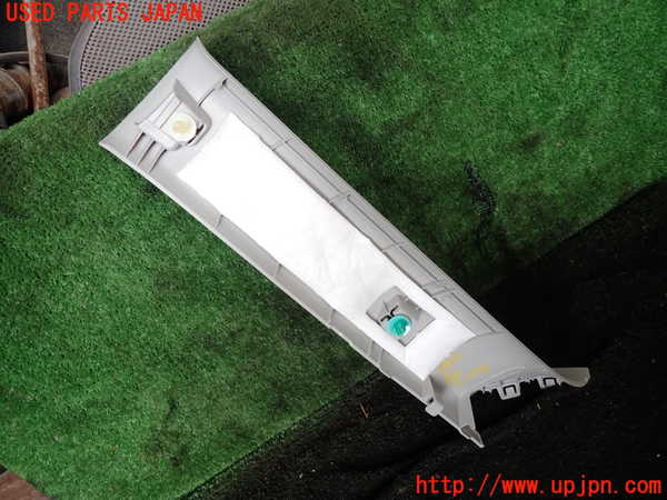 5UPJ-28277655]ジムニー(JB64W)右フロントピラートリム 中古_m0002.jpg