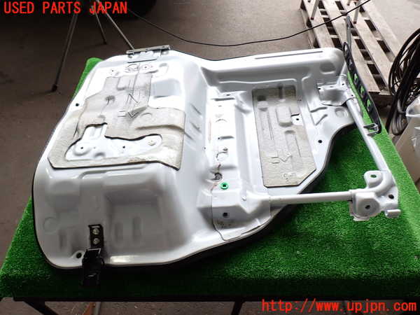 2UPJ-28302160]ハイエースバン200系(TRH200V)エンジンアッパーカバー 中古_m0001.jpg