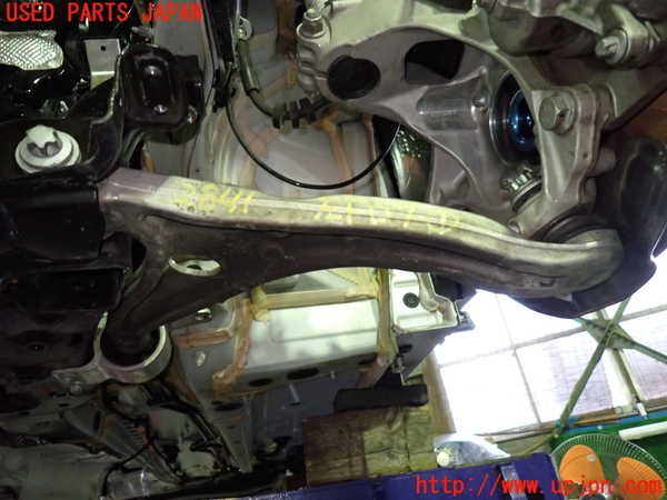 5UPJ-28415186]ベンツ A200 d w177(177012)左フロントロアアーム1 中古_m0001.jpg