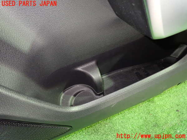 1UPJ-28411234]ベンツ A200 d w177(177012)右前ドア内張り 中古_m0004.jpg