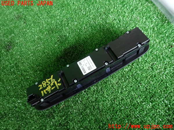 2UPJ-28566290]ベンツ GLA250 4MATIC(156946)ハザードスイッチ 中古_m0002.jpg