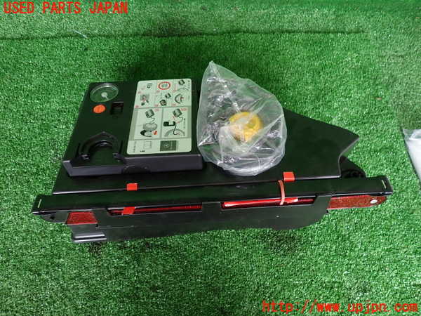 2UPJ-28567805]ベンツ GLA250 4MATIC(156946)車載工具 中古_m0001.jpg