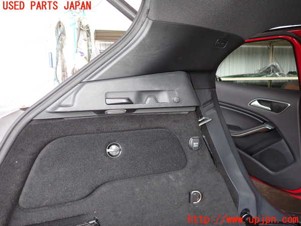 2UPJ-28567680]ベンツ GLA250 4MATIC(156946)左リアピラートリム 中古_m0002.jpg