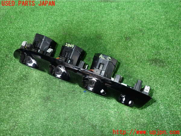 2UPJ-28697526]ベンツ CLA200 d(118312M)エアコン吹き出し口1 (真中) 中古_m0002.jpg