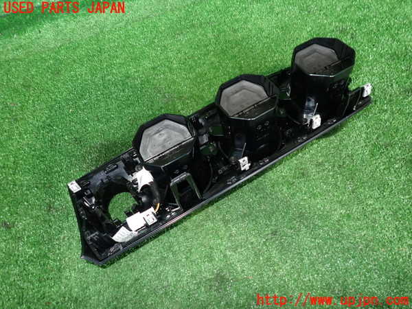 2UPJ-28697526]ベンツ CLA200 d(118312M)エアコン吹き出し口1 (真中) 中古_m0003.jpg