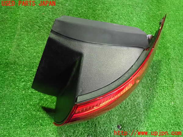 5UPJ-28701530]ベンツ B200 d(247012)(W247)右テールランプ 中古_m0002.jpg