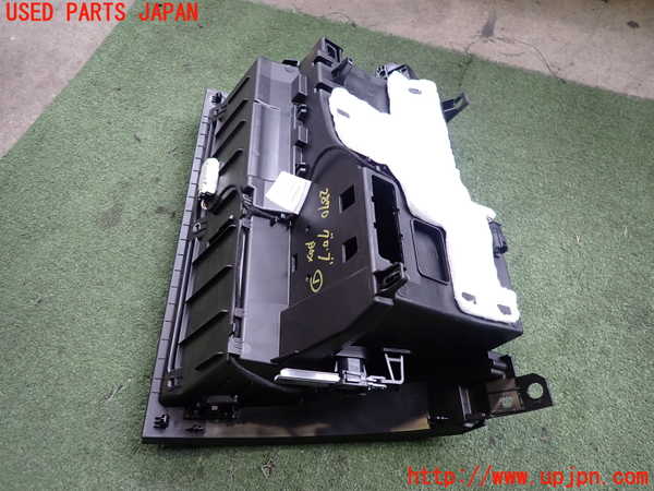 2UPJ-28707516]ベンツ B200 d(247012)(W247)グローブボックス1 中古_m0002.jpg