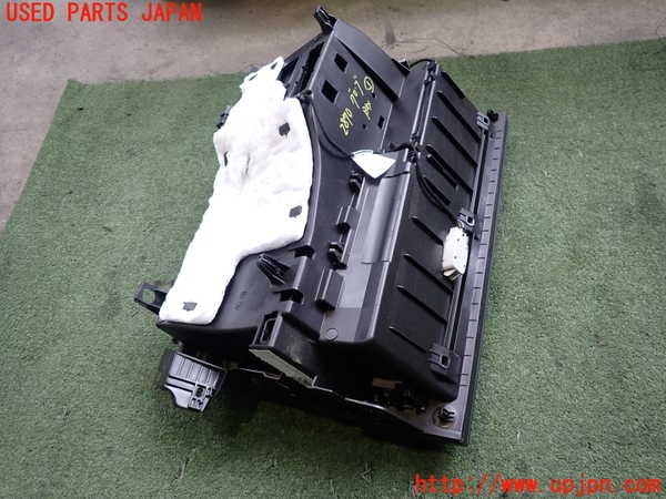 2UPJ-28707516]ベンツ B200 d(247012)(W247)グローブボックス1 中古_m0003.jpg