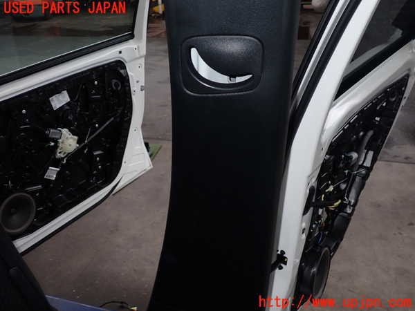 2UPJ-28707665]ベンツ B200 d(247012)(W247)右センターピラートリム 中古_m0002.jpg