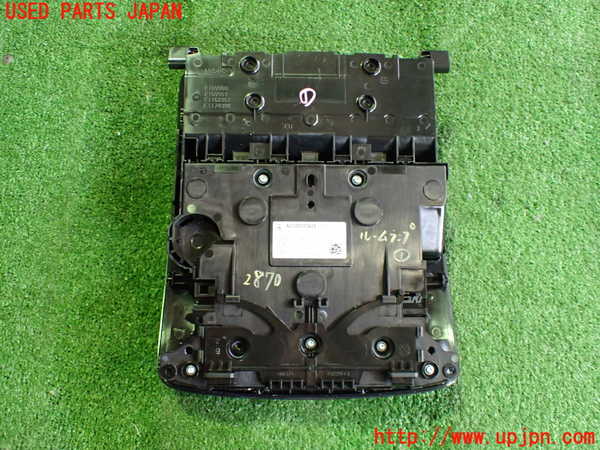 2UPJ-28706411]ベンツ B200 d(247012)(W247)ルームランプ1 (1列目真中) 中古_m0003.jpg