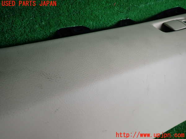 5UPJ-28927516]セルシオ(UCF31)グローブボックス1 中古_m0002.jpg