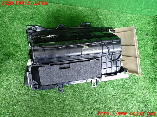 5UPJ-28927516]セルシオ(UCF31)グローブボックス1 中古_m0004.jpg
