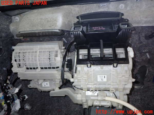 5UPJ-28936081]ヤリス(YARIS) ハイブリッド(MXPH10)エバポレーター1 中古_m0001.jpg