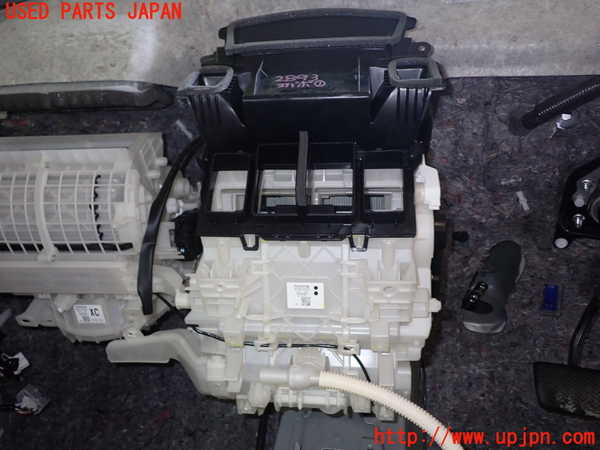 5UPJ-28936081]ヤリス(YARIS) ハイブリッド(MXPH10)エバポレーター1 中古_m0002.jpg