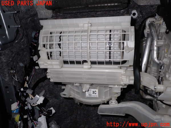 5UPJ-28936081]ヤリス(YARIS) ハイブリッド(MXPH10)エバポレーター1 中古_m0003.jpg
