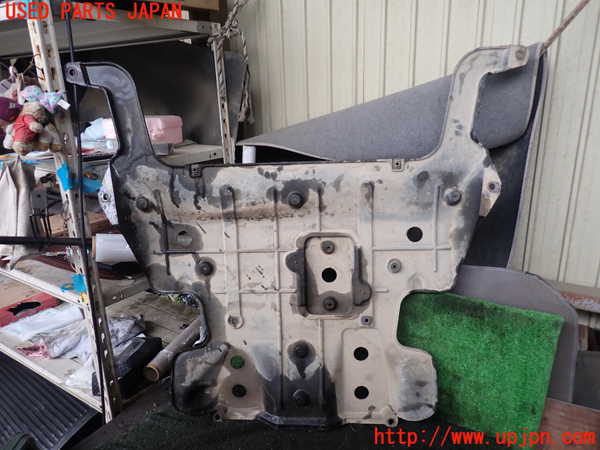 1UPJ-29032170]ランクル100系(UZJ100W)エンジンアンダーカバー 中古_m0002.jpg