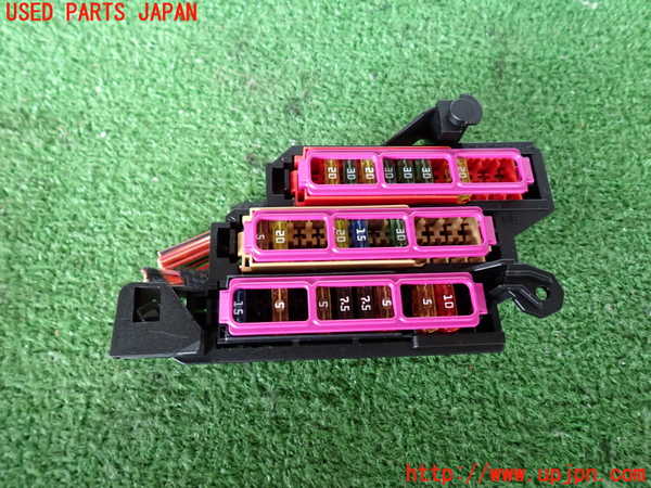 2UPJ-29176741]ポルシェ・マカン ターボ(95BCTL)ヒューズボックス1 中古_m0001.jpg