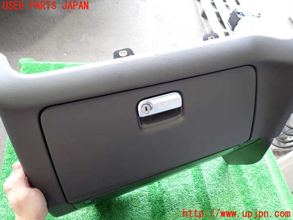 2UPJ-29177516]ポルシェ・マカン ターボ(95BCTL)グローブボックス1 中古_m0002.jpg