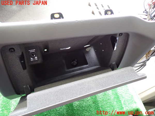 2UPJ-29177516]ポルシェ・マカン ターボ(95BCTL)グローブボックス1 中古_m0003.jpg