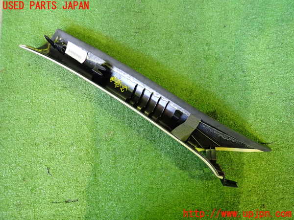 2UPJ-29187655]マセラティ・ギブリ(MG30C)右フロントピラートリム 中古_m0002.jpg