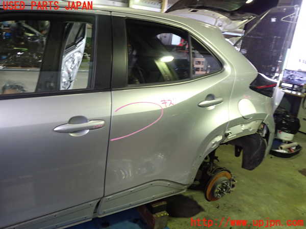 1UPJ-29281320]ヤリス(YARIS) クロス ハイブリッド(MXPJ15)左後ドア AGC M2L3 中古_m0001.jpg