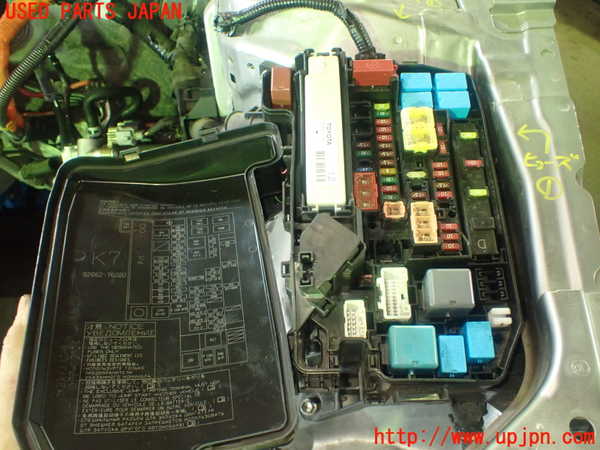 5UPJ-29326741]レクサス・CT200h(ZWA10)ヒューズボックス1 【ジャンク】_m0002.jpg