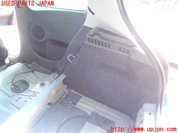 2UPJ-29357675]ルノー・ルーテシア(RF4C)右リアピラートリム 中古_m0003.jpg