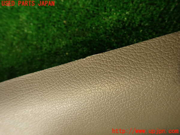 2UPJ-29447655]ハイエースワゴン100系(KZH106W)右フロントピラートリム 中古_m0003.jpg