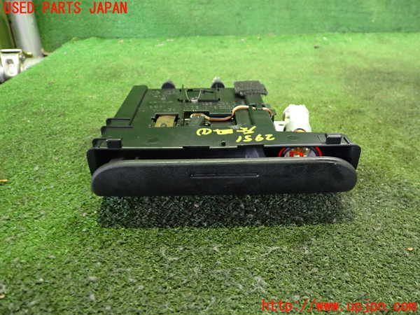 2UPJ-29517821]アウディ・TT ロードスター(8NAPXF)灰皿1 中古_m0001.jpg