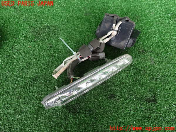 5UPJ-29641152]レヴォーグ(VM4)左コーナーランプ 中古_m0001.jpg