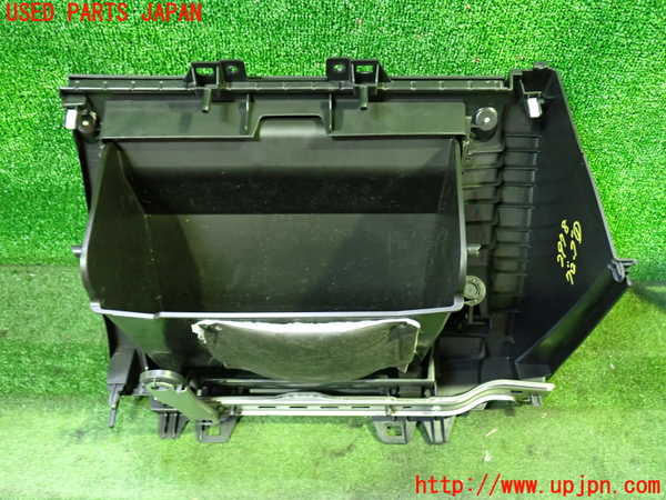 1UPJ-29787516]CX-30(DM8P)グローブボックス1 中古_m0003.jpg