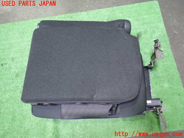 5UPJ-29827265]セレナ(GFC27)左3列目シート 中古_m0004.jpg