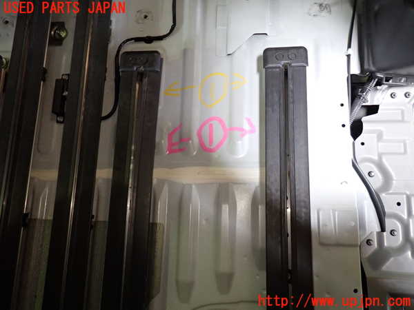 1UPJ-29827496]セレナ(GFC27)シートレール①1 中古_m0001.jpg