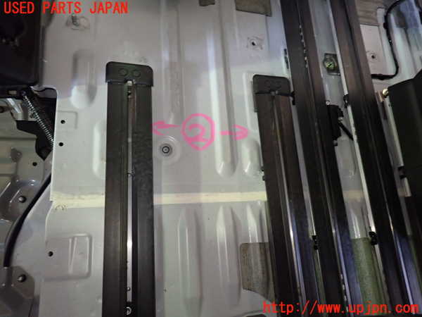 1UPJ-29827497]セレナ(GFC27)シートレール②2 中古_m0001.jpg
