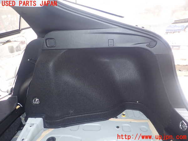 1UPJ-29847675]プリウス(ZVW50)右リアピラートリム 中古_m0001.jpg