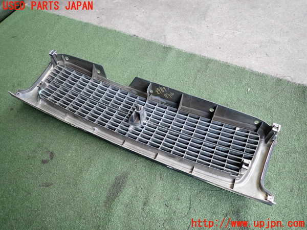 2UPJ-29871050]セドリック 4ドアハードトップ(UY32)ラジエターグリル 中古_m0004.jpg