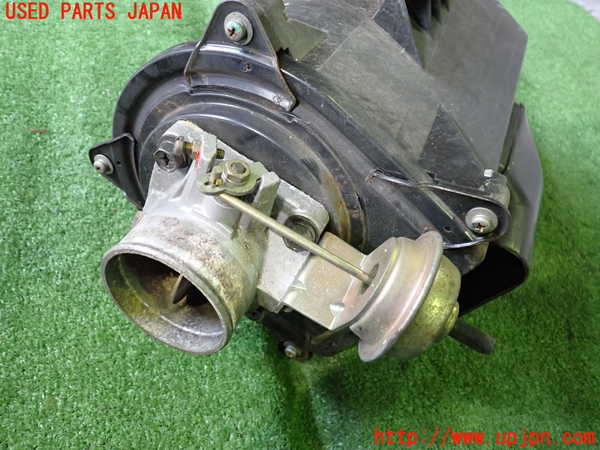 2UPJ-29872560]セドリック 4ドアハードトップ(UY32)エアクリーナーボックス 中古_m0003.jpg