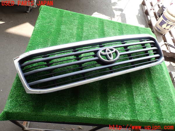 2UPJ-29901050]ランクル100系(UZJ100W)ラジエターグリル 中古_m0001.jpg
