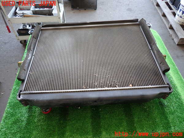 2UPJ-29902321]ランクル100系(UZJ100W)ラジエーター1 中古_m0003.jpg