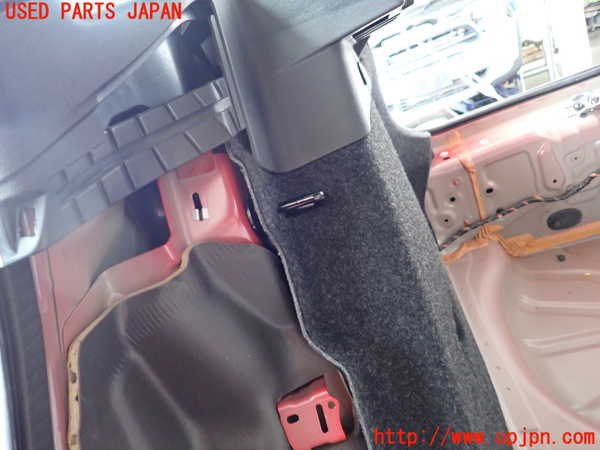 2UPJ-29927675]ボルボ・V40(MD4204T)右リアピラートリム 中古_m0003.jpg