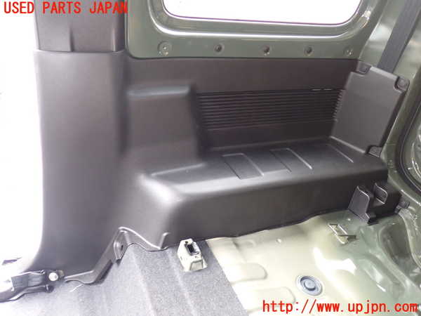 1UPJ-29997675]ジムニー(JB64W)右リアピラートリム 中古_m0001.jpg