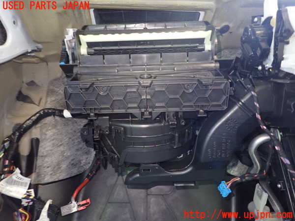 1UPJ-30056081]アウディ・A3 スポーツバック(8VCXS)エバポレーター1 中古_m0003.jpg