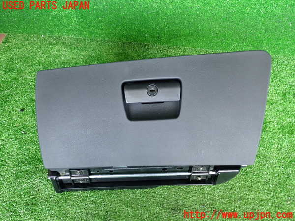 2UPJ-30127516]BMW 325i(VB25)(E90)グローブボックス1 中古_m0001.jpg