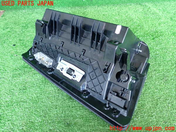 2UPJ-30127516]BMW 325i(VB25)(E90)グローブボックス1 中古_m0002.jpg