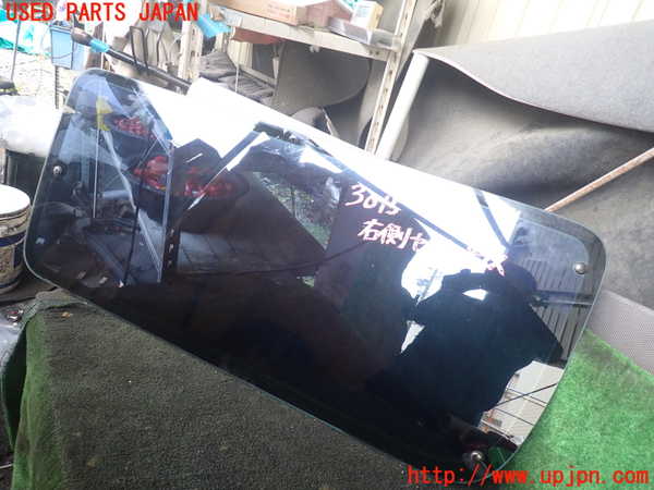 1UPJ-30151370]ハイエースワゴン100系(KZH100G)右サイドセンターガラス 中古_m0001.jpg