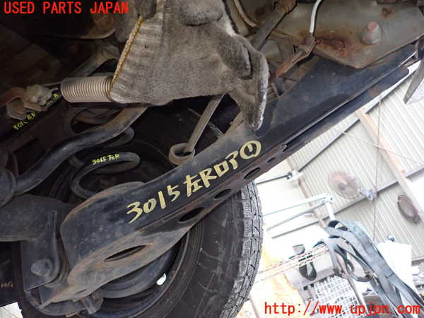 1UPJ-30155226]ハイエースワゴン100系(KZH100G)左リアロアアーム1 中古_m0001.jpg